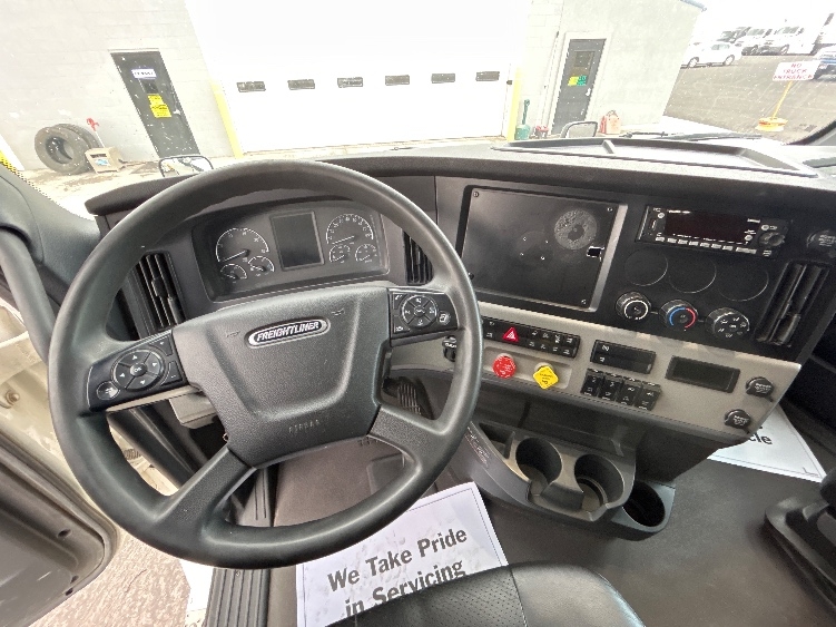 Used 2022 Freightliner Cascadia - photo 13