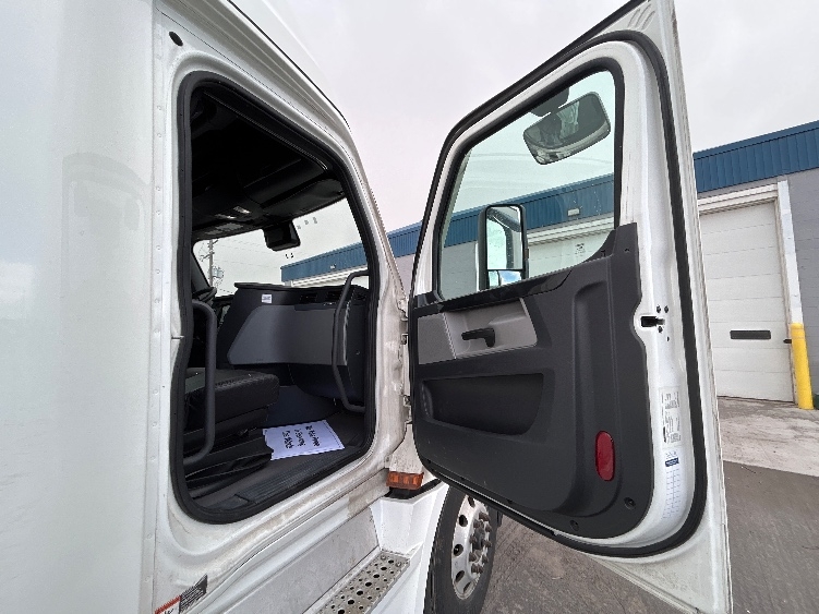 Used 2022 Freightliner Cascadia - photo 15