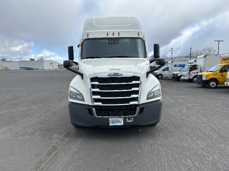 Used 2022 Freightliner Cascadia - photo 2