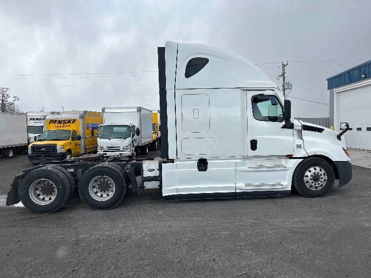 Used 2022 Freightliner Cascadia - photo 10