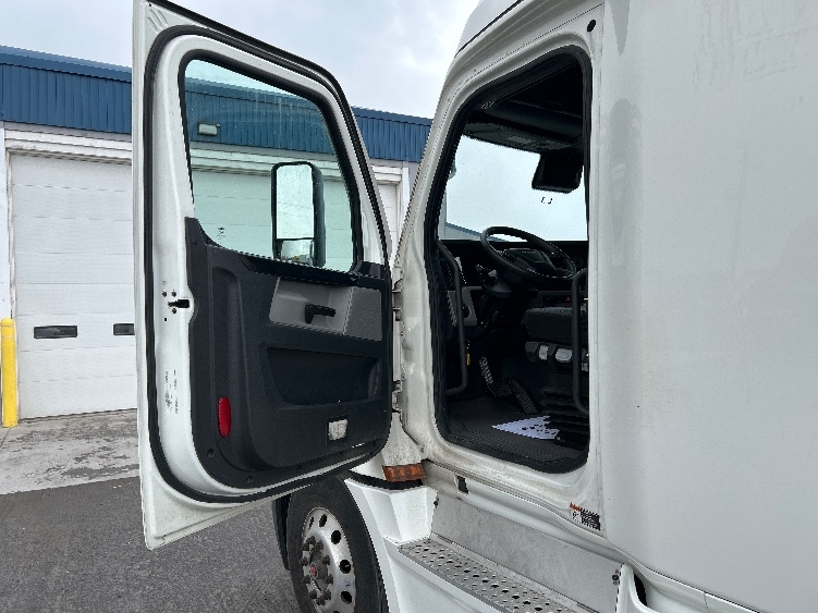 Used 2022 Freightliner Cascadia - photo 11