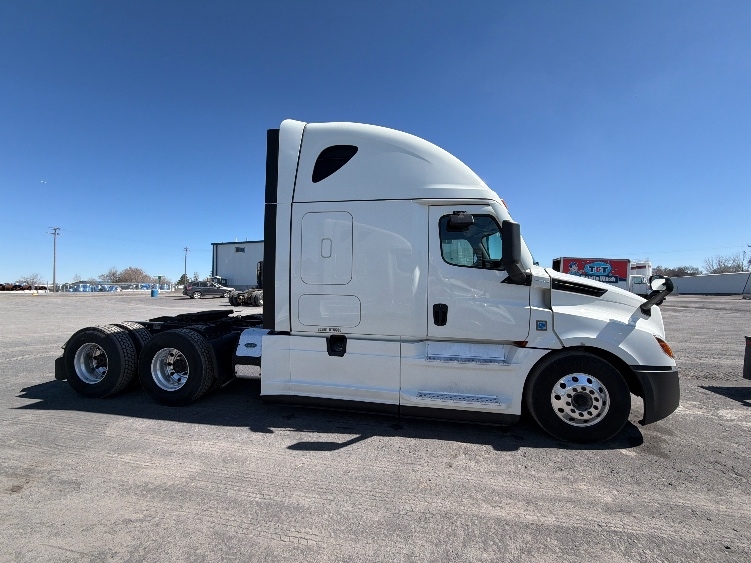 Used 2022 Freightliner Cascadia - photo 1