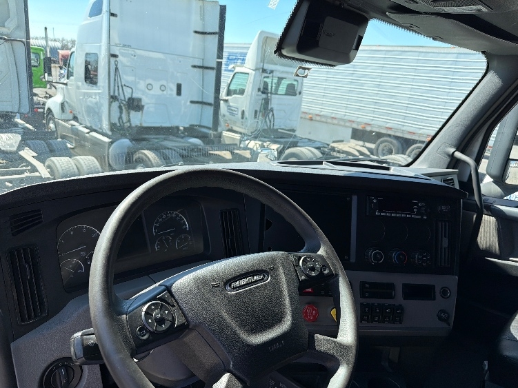 Used 2022 Freightliner Cascadia - photo 13