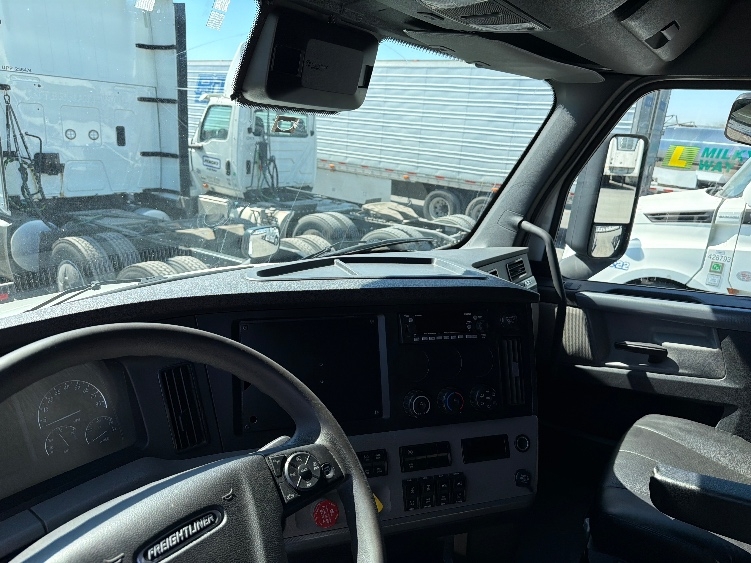 Used 2022 Freightliner Cascadia - photo 14