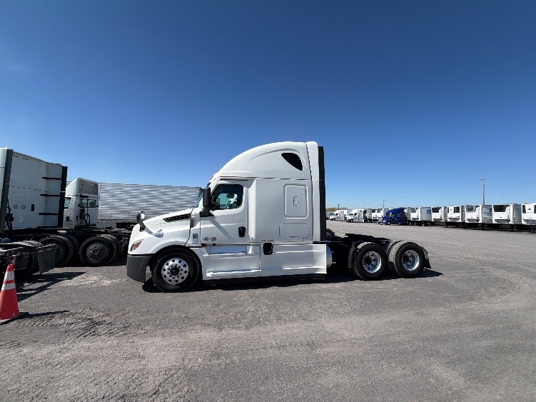 Used 2022 Freightliner Cascadia - photo 6