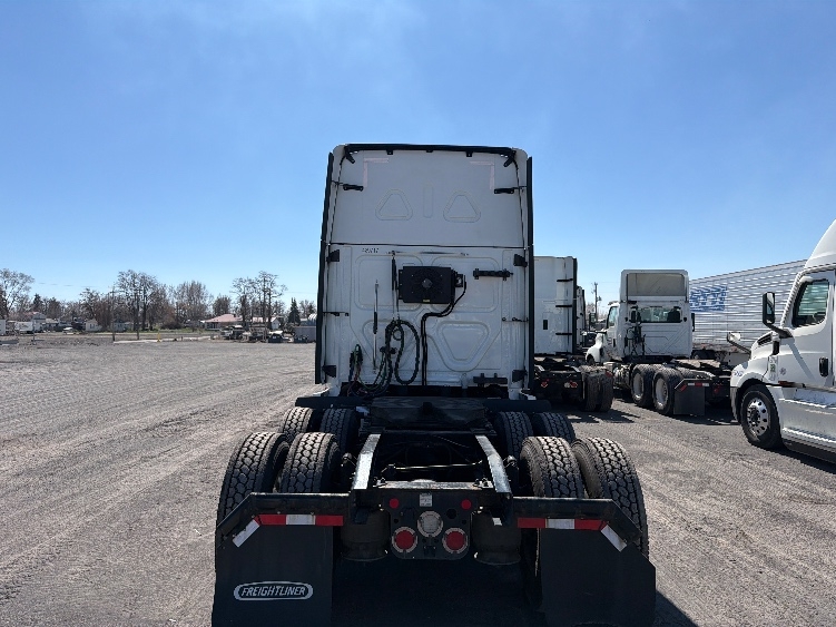 Used 2022 Freightliner Cascadia - photo 8