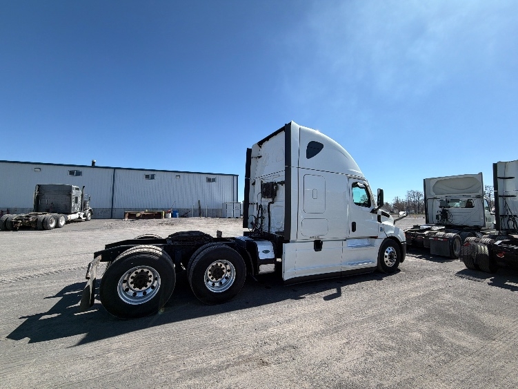 Used 2022 Freightliner Cascadia - photo 10