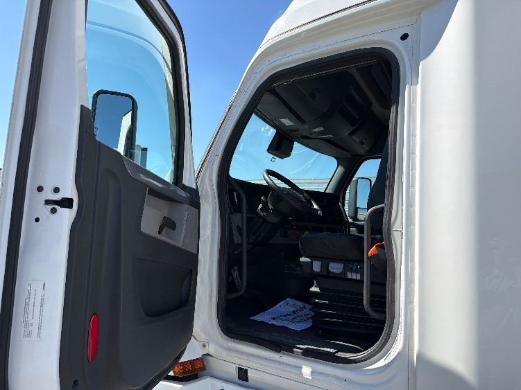 Used 2022 Freightliner Cascadia - photo 11