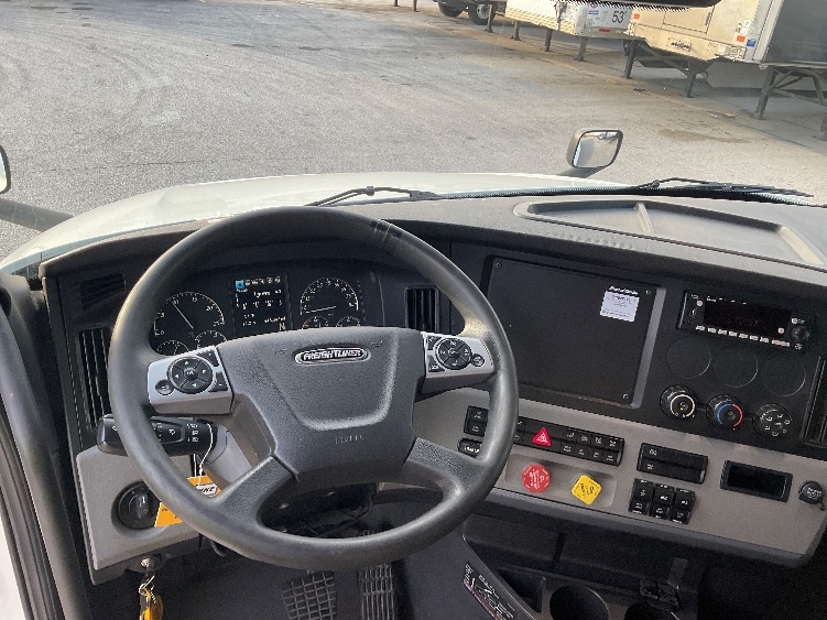 Used 2022 Freightliner Cascadia - photo 13