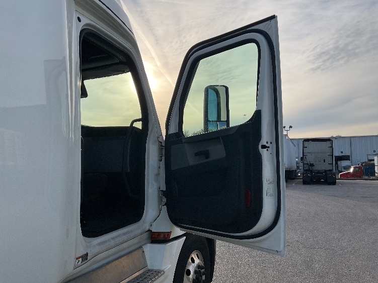 Used 2022 Freightliner Cascadia - photo 15