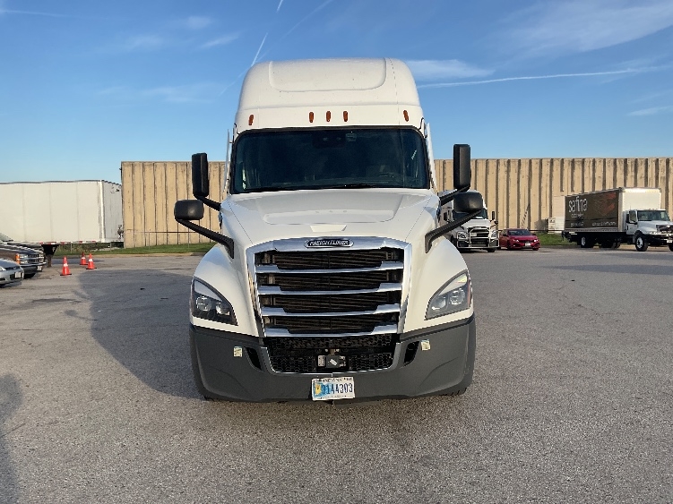 Used 2022 Freightliner Cascadia - photo 2