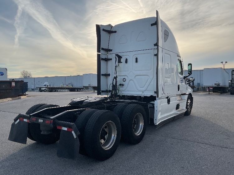 Used 2022 Freightliner Cascadia - photo 9