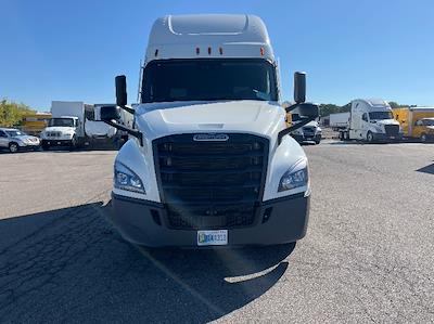 Used 2022 Freightliner Cascadia Detroit DD15AT Semi Truck with Sleeper Cab for sale #429929 - photo 2