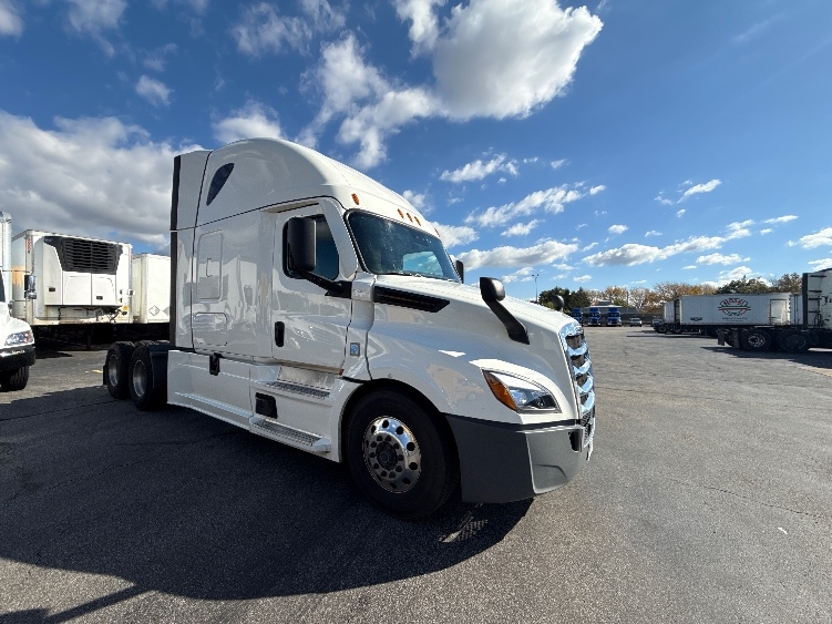 Used 2022 Freightliner Cascadia - photo 1