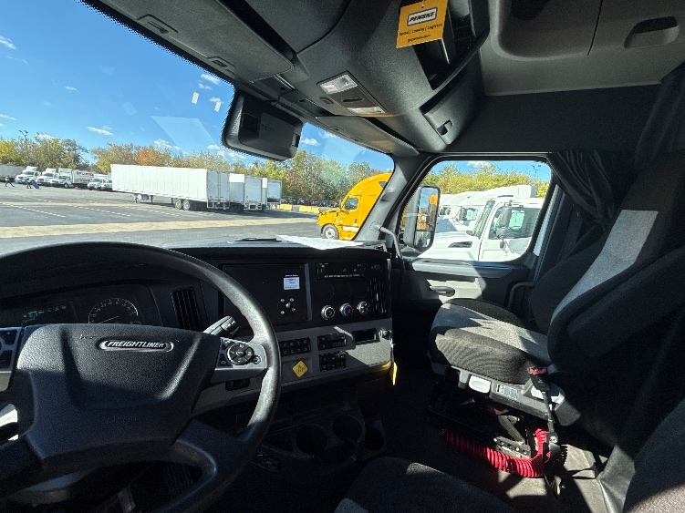 Used 2022 Freightliner Cascadia - photo 12