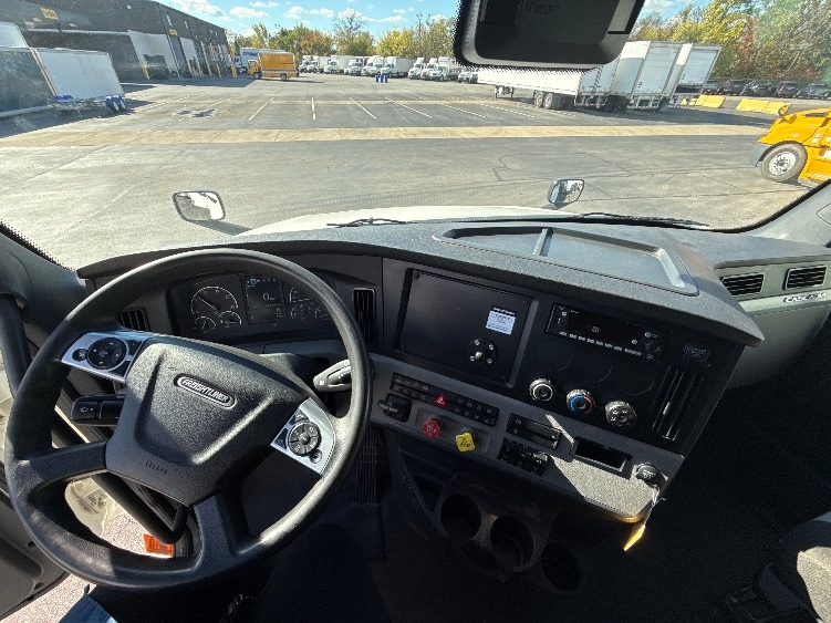 Used 2022 Freightliner Cascadia - photo 13