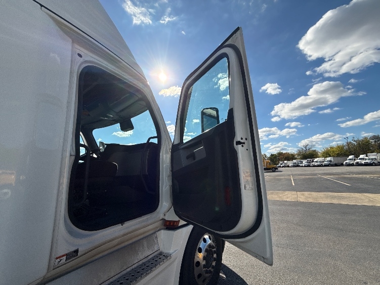 Used 2022 Freightliner Cascadia - photo 15