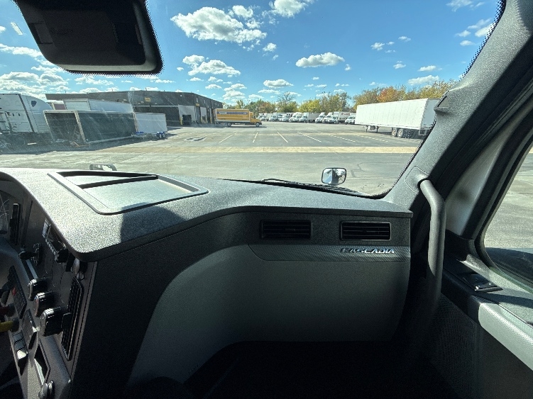 Used 2022 Freightliner Cascadia - photo 16