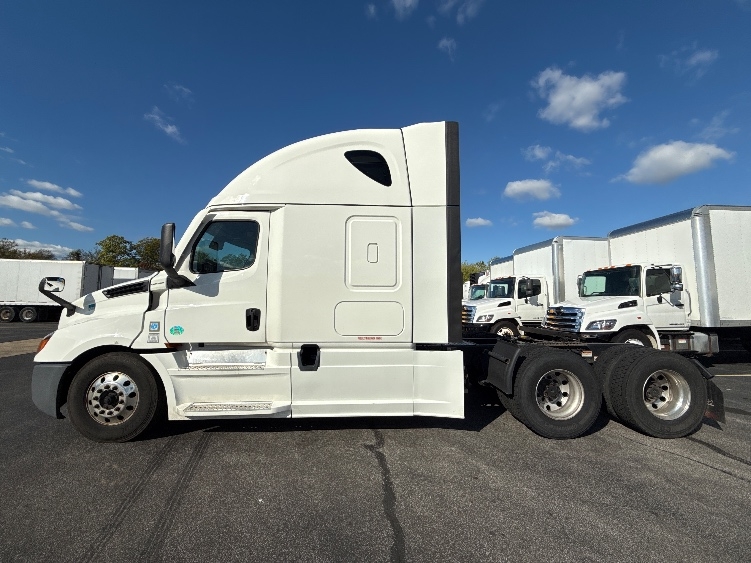 Used 2022 Freightliner Cascadia - photo 6