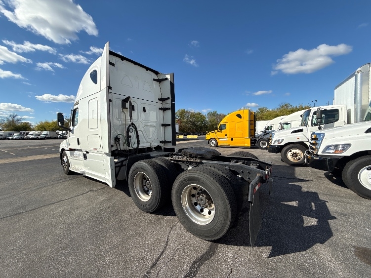 Used 2022 Freightliner Cascadia - photo 7