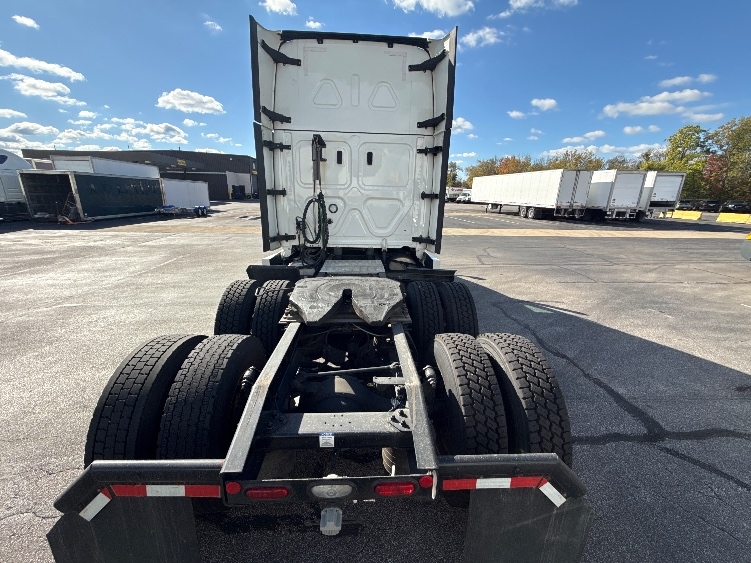 Used 2022 Freightliner Cascadia - photo 8