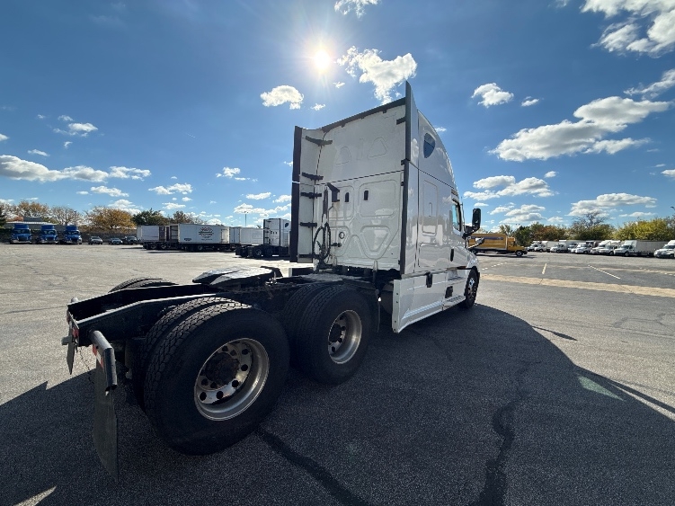 Used 2022 Freightliner Cascadia - photo 9