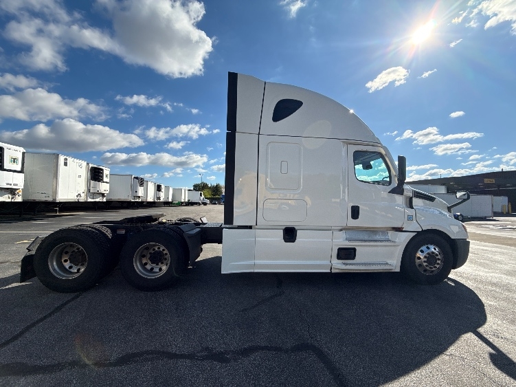 Used 2022 Freightliner Cascadia - photo 10