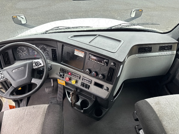 Used 2022 Freightliner Cascadia - photo 14