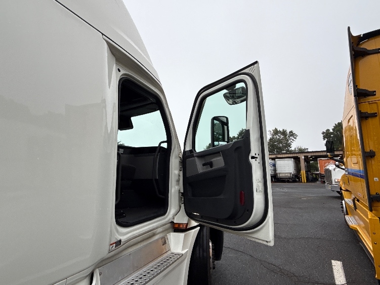 Used 2022 Freightliner Cascadia - photo 15