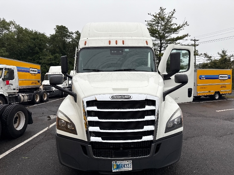 Used 2022 Freightliner Cascadia - photo 2