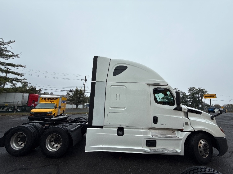 Used 2022 Freightliner Cascadia - photo 10