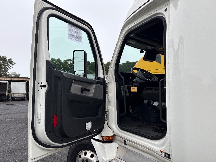 Used 2022 Freightliner Cascadia - photo 11