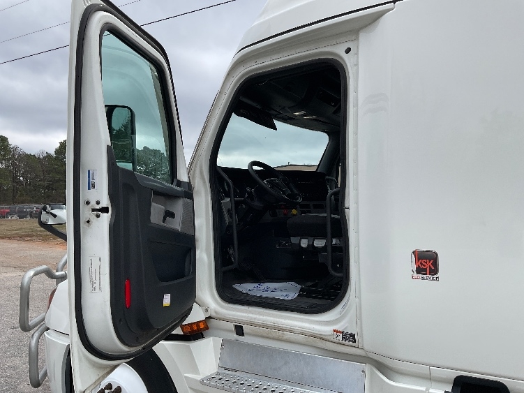 Used 2022 Freightliner Cascadia - photo 11
