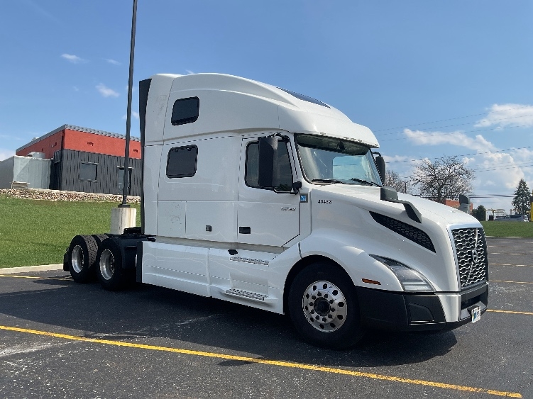 Used 2022 Volvo VNL - photo 1