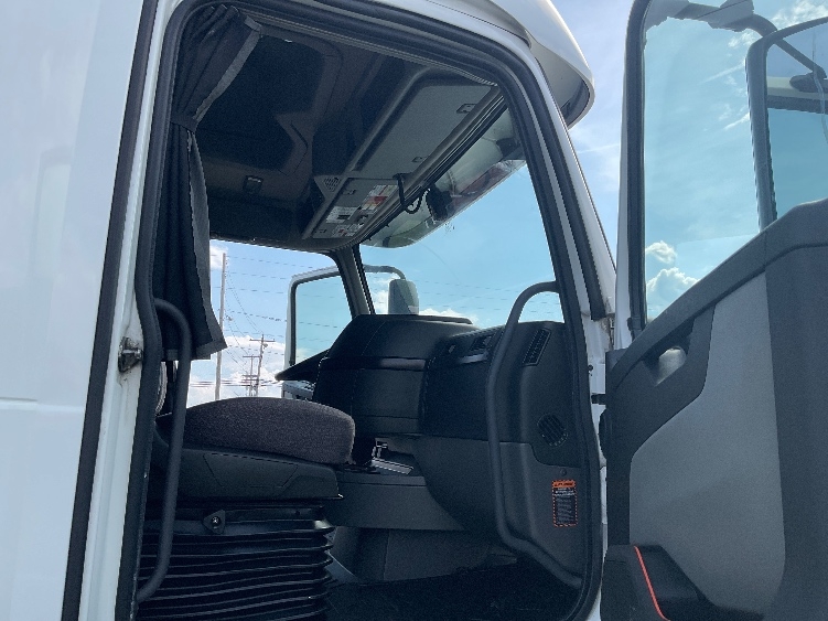Used 2022 Volvo VNL - photo 15