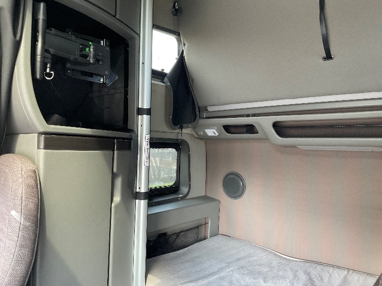 Used 2022 Volvo VNL - photo 21