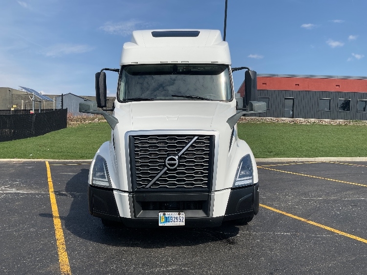 Used 2022 Volvo VNL - photo 2