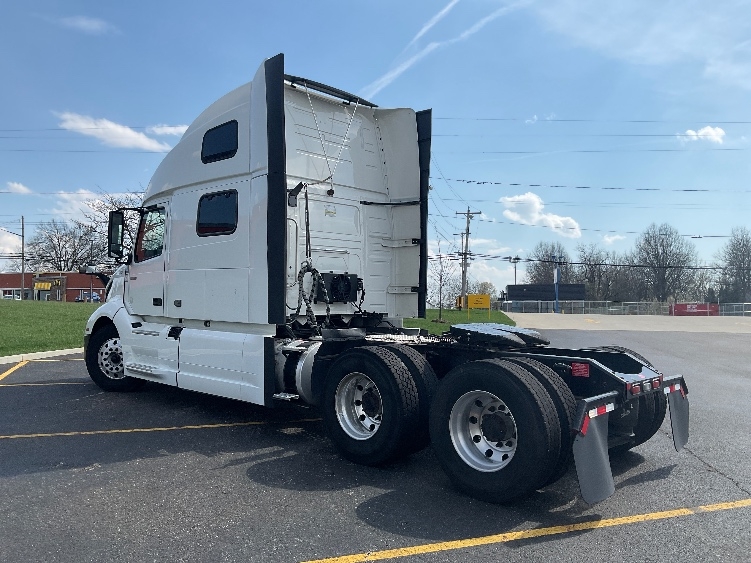 Used 2022 Volvo VNL - photo 7