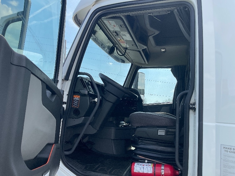 Used 2022 Volvo VNL - photo 11