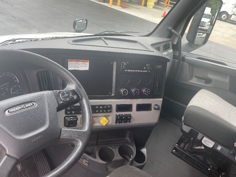 Used 2022 Freightliner Cascadia - photo 13
