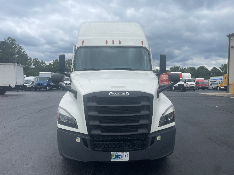 Used 2022 Freightliner Cascadia - photo 2