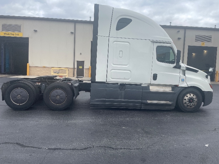 Used 2022 Freightliner Cascadia - photo 10