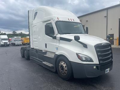 Used 2022 Freightliner Cascadia Detroit DD15AT Semi Truck with Sleeper Cab for sale #436665 - photo 1