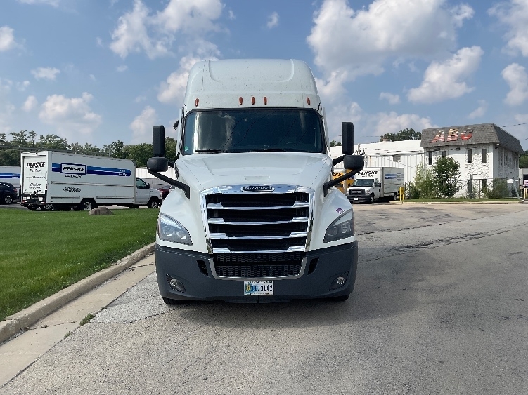 Used 2022 Freightliner Cascadia - photo 2