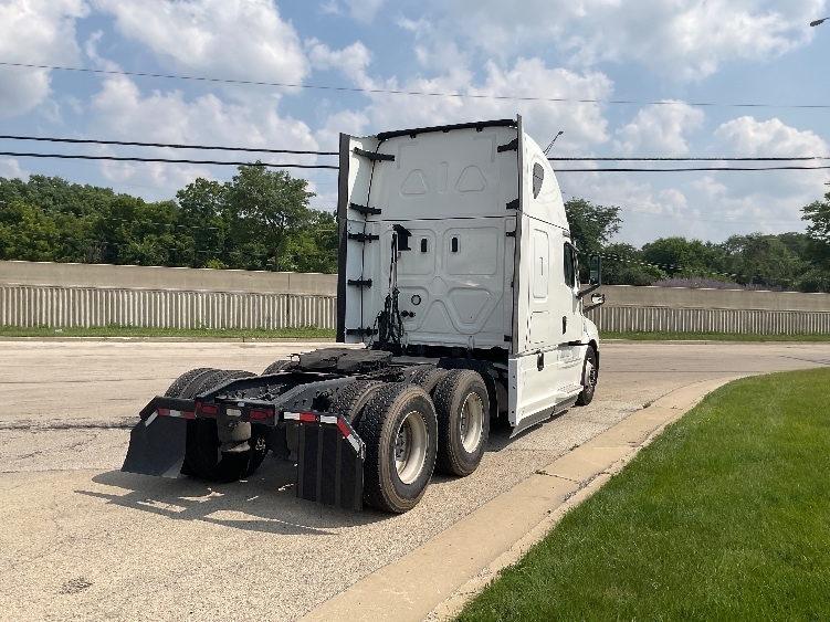 Used 2022 Freightliner Cascadia - photo 9