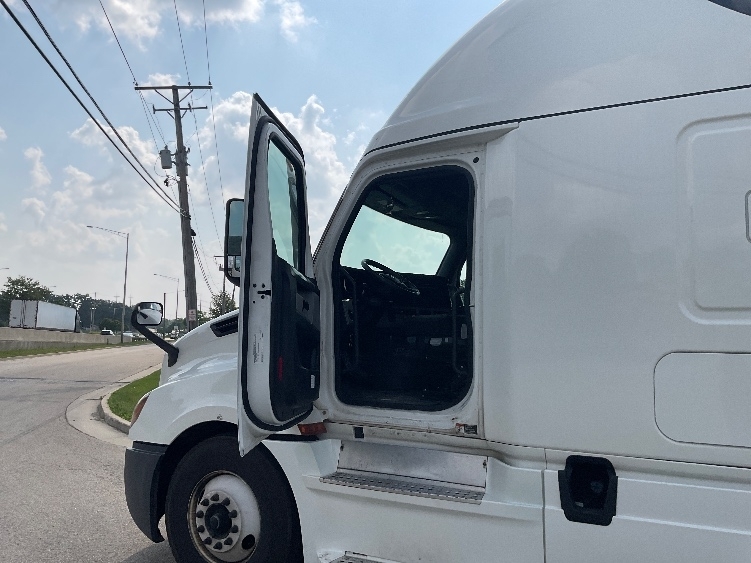 Used 2022 Freightliner Cascadia - photo 11