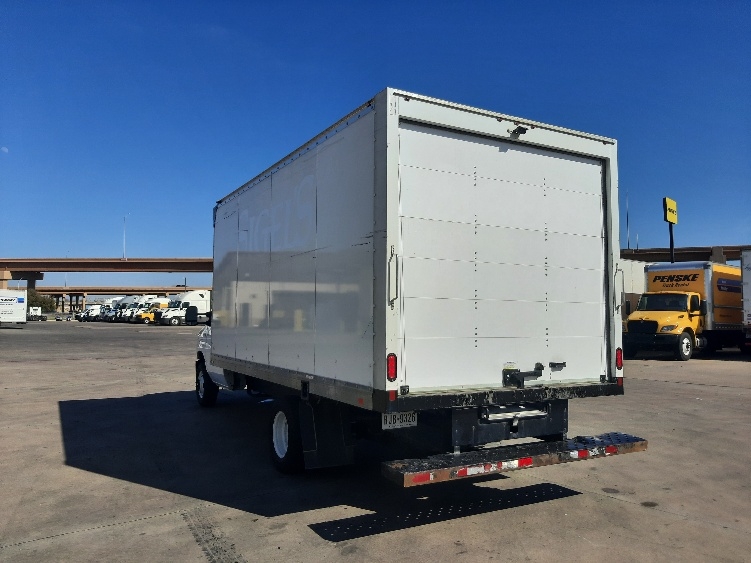 Used 2022 Ford E-450 - photo 8
