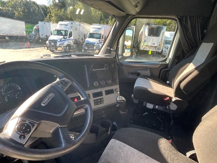 Used 2022 Freightliner Cascadia - photo 12