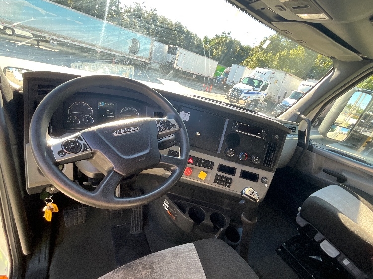 Used 2022 Freightliner Cascadia - photo 13