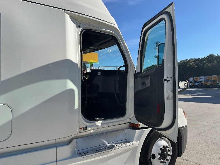 Used 2022 Freightliner Cascadia - photo 15